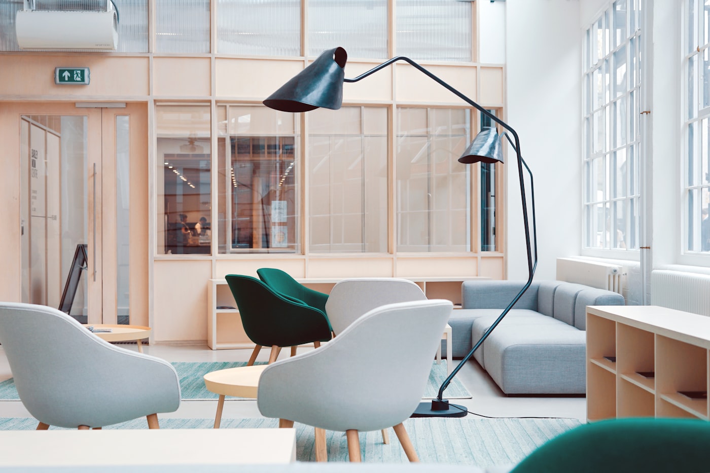 Salle de conseil moderne prête pour une réunion de direction
