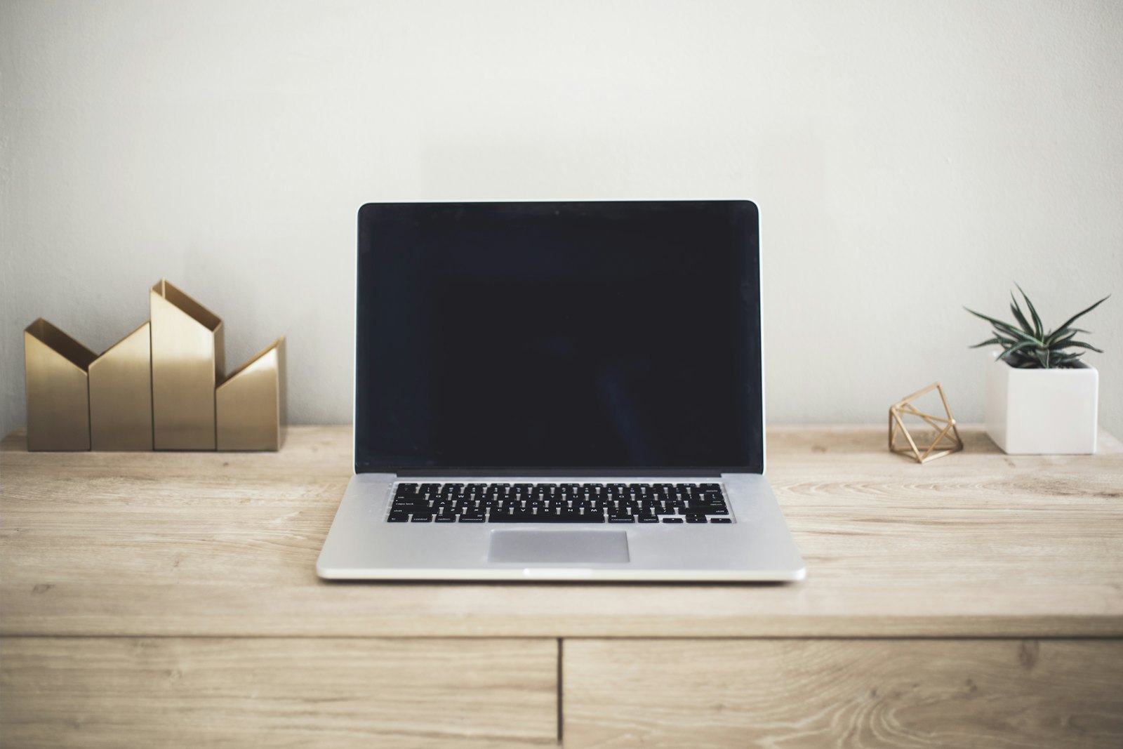 Ordinateur portable sur un bureau en bois clair