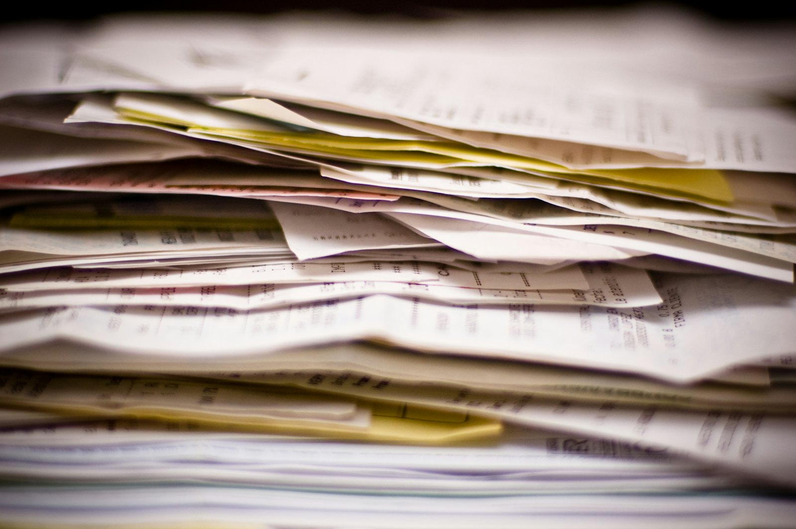 Pile de documents administratifs à traiter