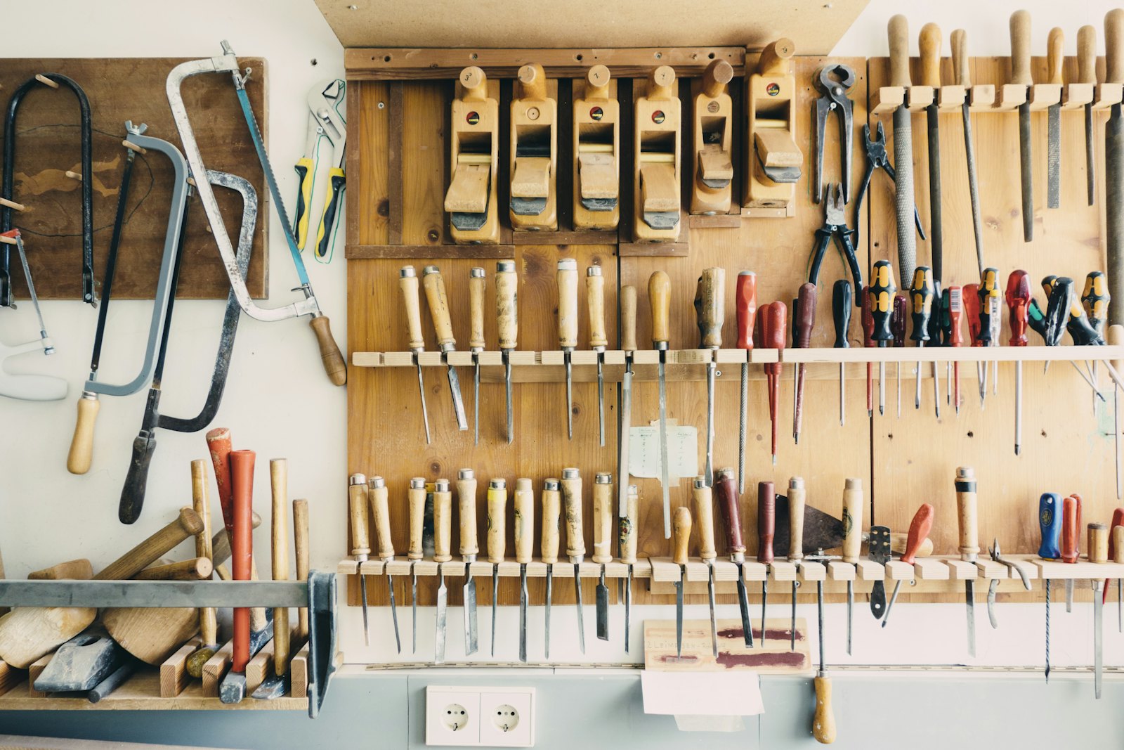 Outils d'artisan rangés au mur d'un atelier